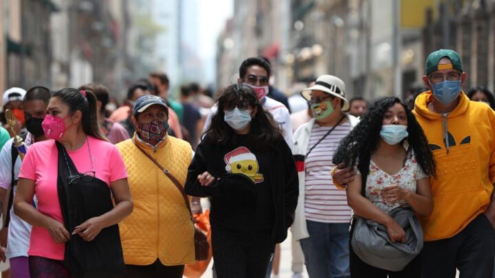 Los mexicanos reviven miedos ante tercera ola de COVID-19