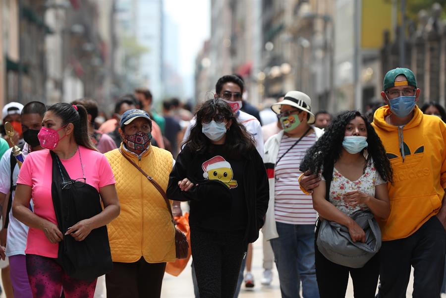 Los mexicanos reviven miedos ante tercera ola de COVID-19