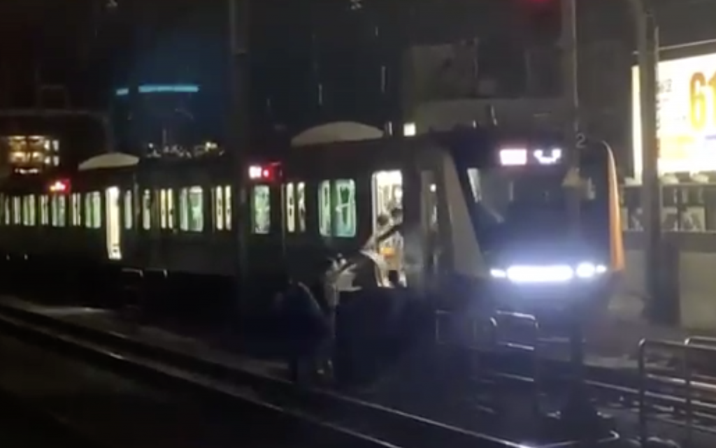 Hombre ataca con cuchillo a pasajeros de tren en Tokio