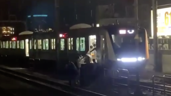 Hombre ataca con cuchillo a pasajeros de tren en Tokio