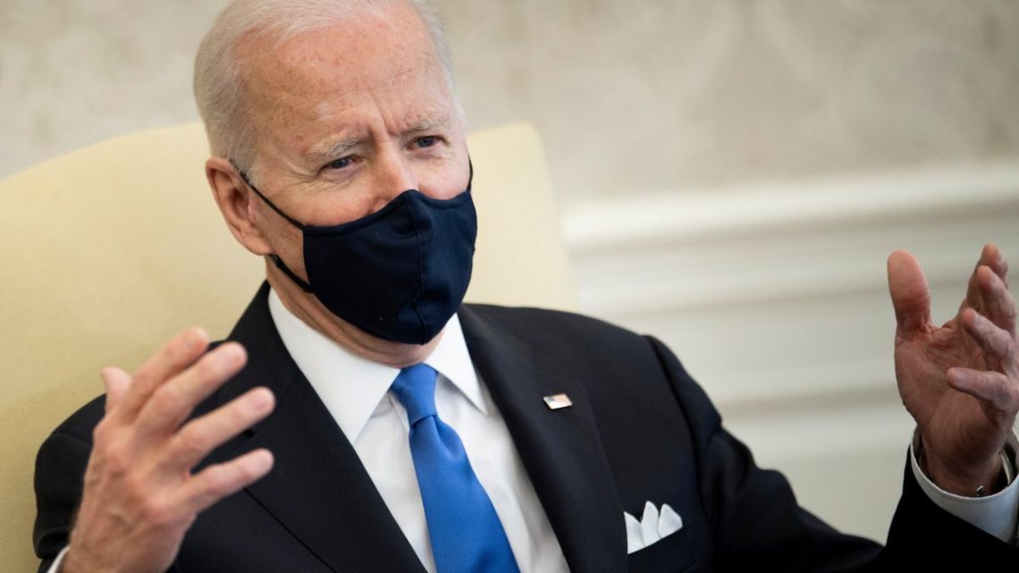 Joe Biden estudia imponer sanciones a gobernadores que se oponen al uso de cubrebocas