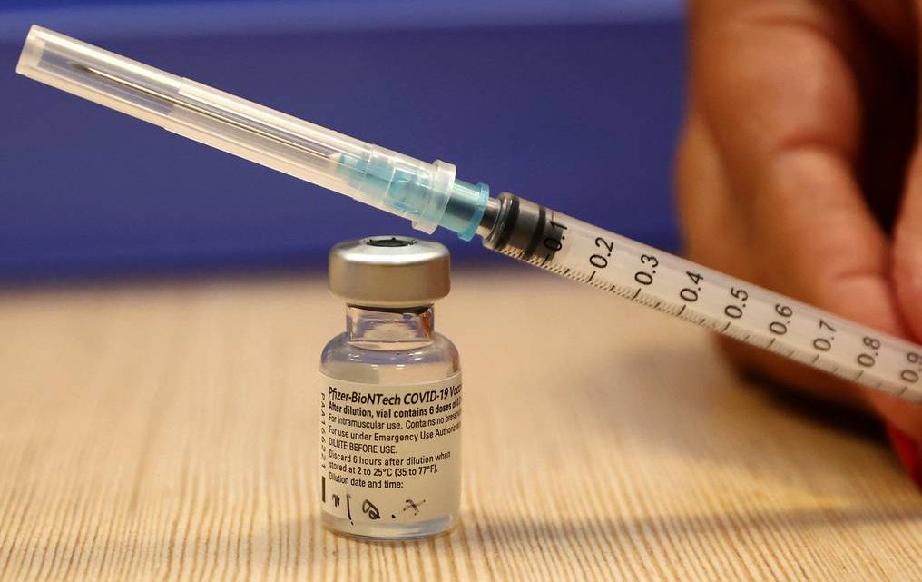 Efectividad de vacunas Pfizer y Moderna cae a 66% con variante Delta, revela estudio