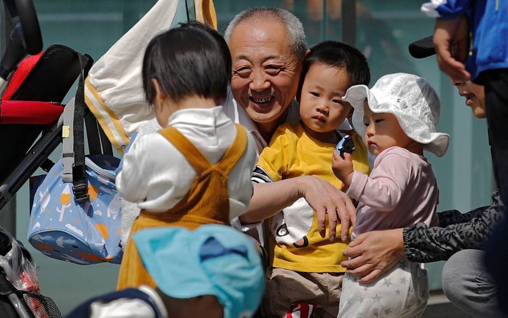 China permitirá ahora a los padres tener tres hijos
