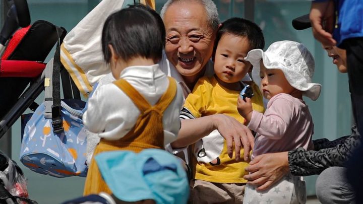 China permitirá ahora a los padres tener tres hijos