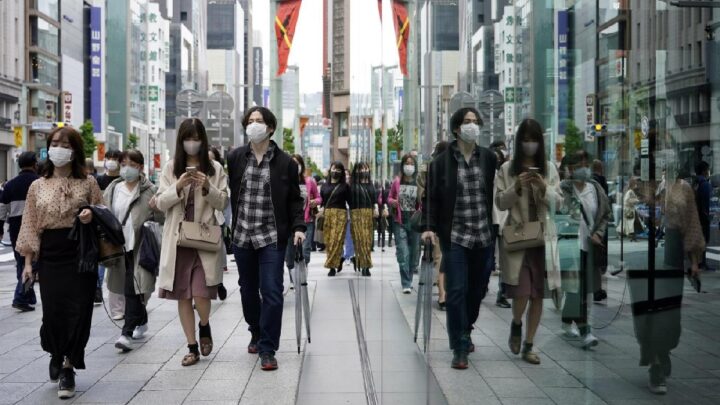 Japón amplía el nivel alerta sanitaria en ocho regiones más