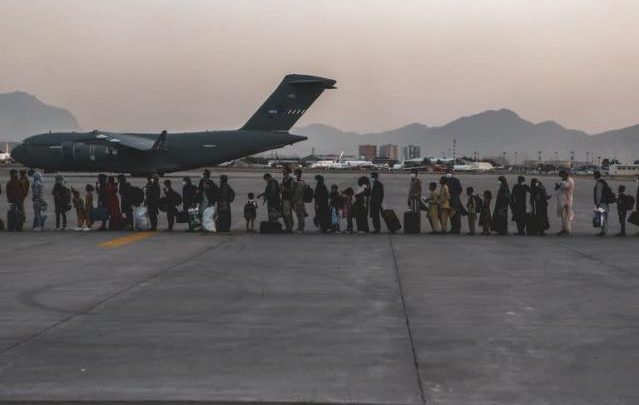 Londres alerta de “ataque inminente” al aeropuerto de Kabul