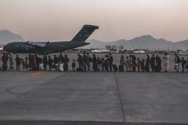 Londres alerta de “ataque inminente” al aeropuerto de Kabul