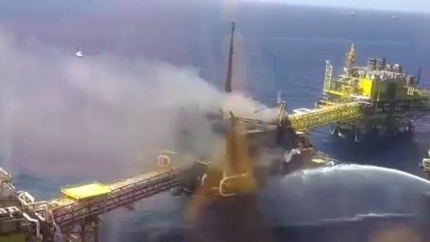 AMLO confirma un muerto y varios desaparecidos tras incendio en plataforma de Pemex