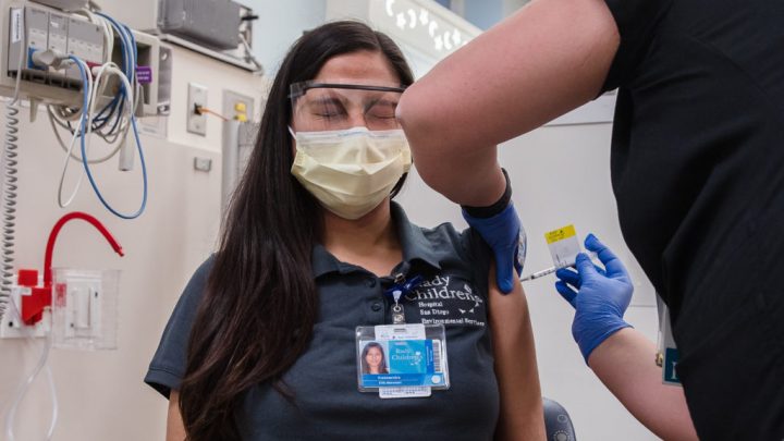 Expertos debaten sobre una posible tercera dosis de la vacuna Pfizer en EU