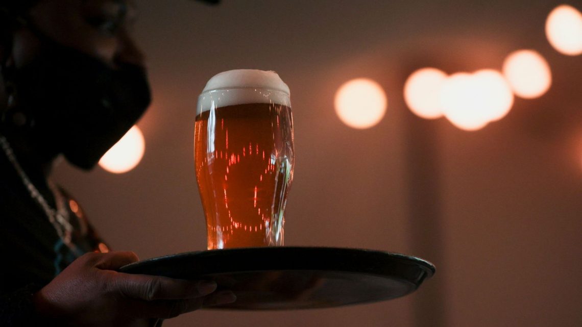¡Cervezas para todos! El regalo que dan en Bolivia a cambio de vacunarse