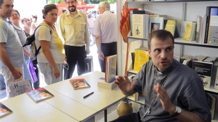 ¡Insólito! Obispo renuncia al cargo tras enamorarse de una escritora de libros eróticos