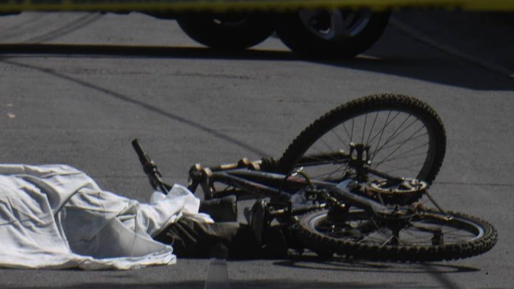 Policías municipales identificaron al menos siete casquillos de bala en el sitio donde cayó la joven