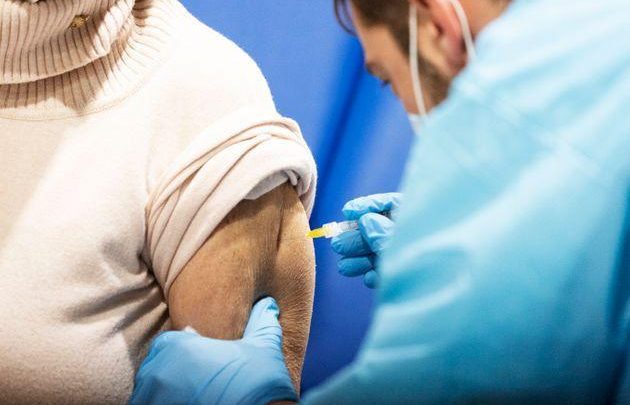 Expertos de la OMS sugieren aplicar una tercera dosis de vacuna anticovid a determinados grupos en riesgo