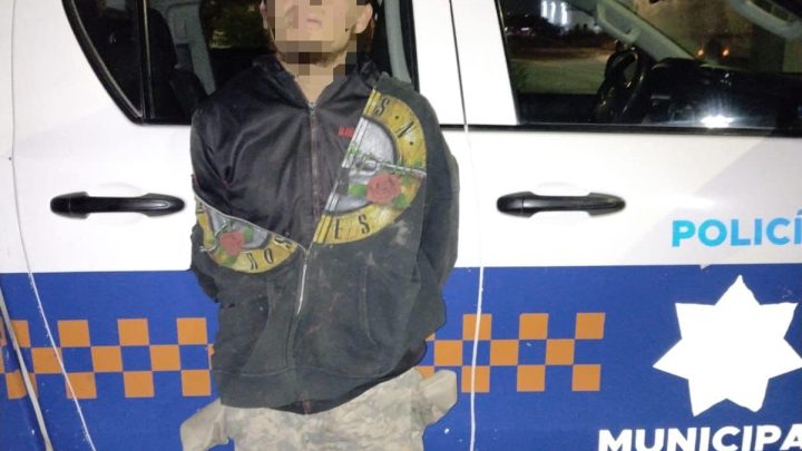 Una persona del sexo masculino fue asegurada la madrugada de hoy por oficiales de policía de San Juan del río, en la comunidad de la Estancia.