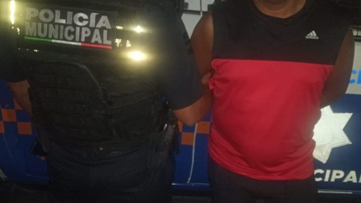 Operadores del Centro de Comando, Control, Comunicación y Cómputo (C-4), alertan a oficiales de policía –mujeres- sobre riña familiar