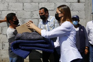● La Presidenta del SEDIF afirmó que ayudar a las familias a salir adelante es una prioridad en este momento.