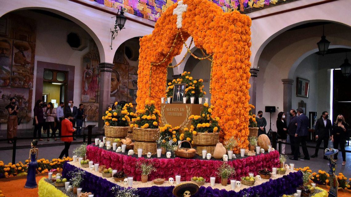 Durante la inauguración del tradicional altar de muertos en Palacio de Gobierno, dedicado a Vicente Guerrero y Agustín de Iturbide.