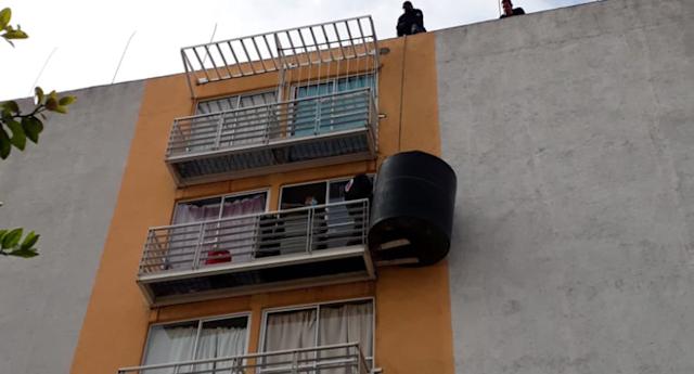 Hasta el momento, las autoridades de la alcaldía Iztacalco, en CDMX, no se han pronunciado sobre el  tinaco sostenido de un lazo y dos tablas