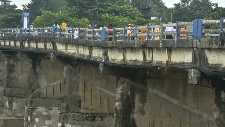 Los expertos vinculan la frecuencia de estos fenómenos meteorológicos extremos a la aceleración del cambio climático y a factores como la deforestación y la construcción de presas