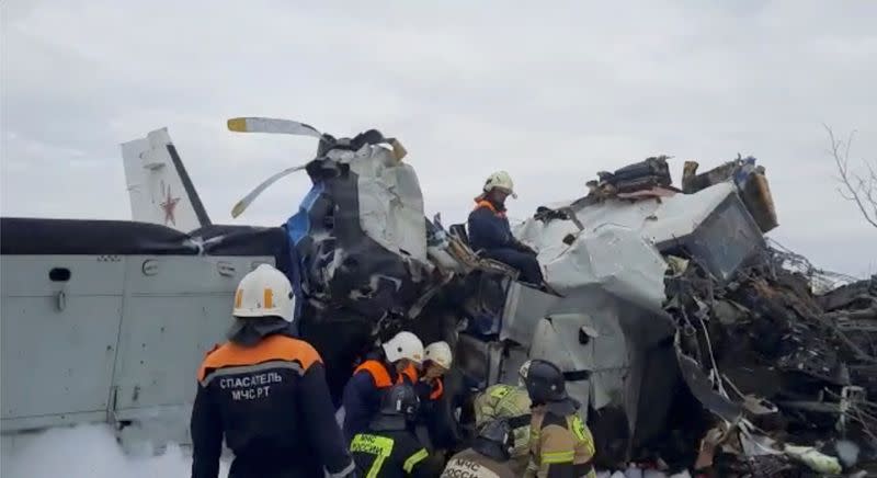 El avión, fabricado en la República Checa y de tipo L-410, se estrelló unos veinte minutos después del despegue; seis personas fueron rescatadas
