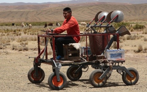 El boliviano Ramiro Mamani ha decidido facilitar la vida de personas que trabajan en condiciones adversas; su máquina hace el trabajo de cuatro personas en el campo y en mucho menos tiempo