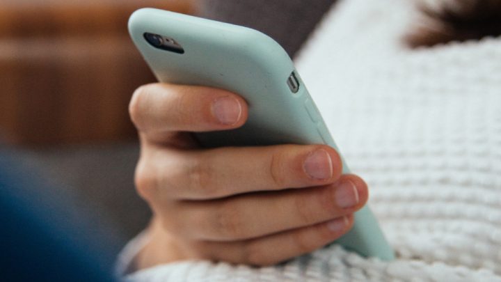 Con el producto de su “venta”, el sujeto compra una cena y adquiere un teléfono celular; ahora está detenido