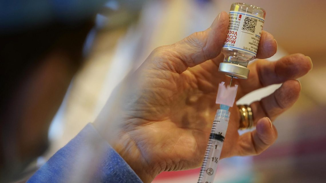 La FDA pidió una revisión, la cual podría tardar hasta enero, indica Moderna; también se retrasará la solicitud para aplicarla en niños de seis a 11 años