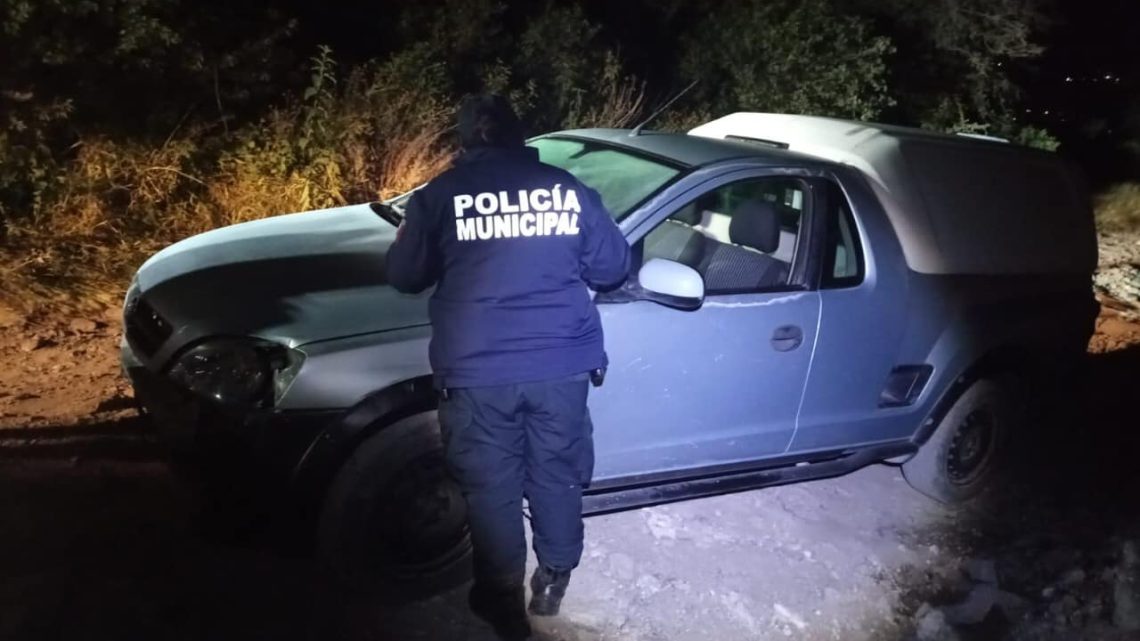 Oficiales de policía, reciben reporte del C-4 sobre un posible robo de una camioneta en la comunidad de Paso De Mata, y el reportante se encuentra en la comunidad de El Rodeo.
