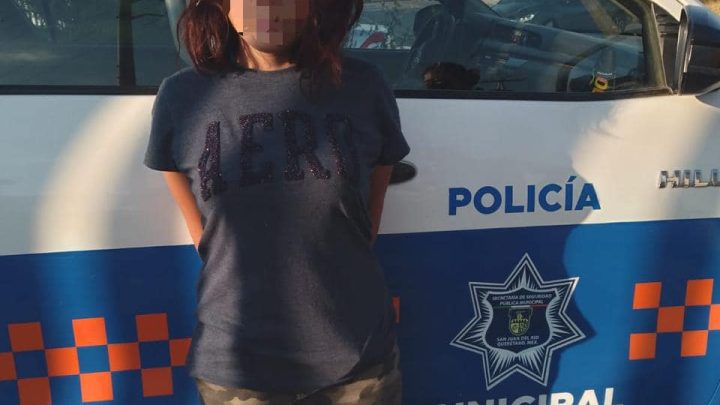 Oficiales de policía, recibieron reporte del C-4 sobre una pareja que al parecer despojó de su celular dos jovencitas que transitaban en Lomas de San juan, Sección Campestre.