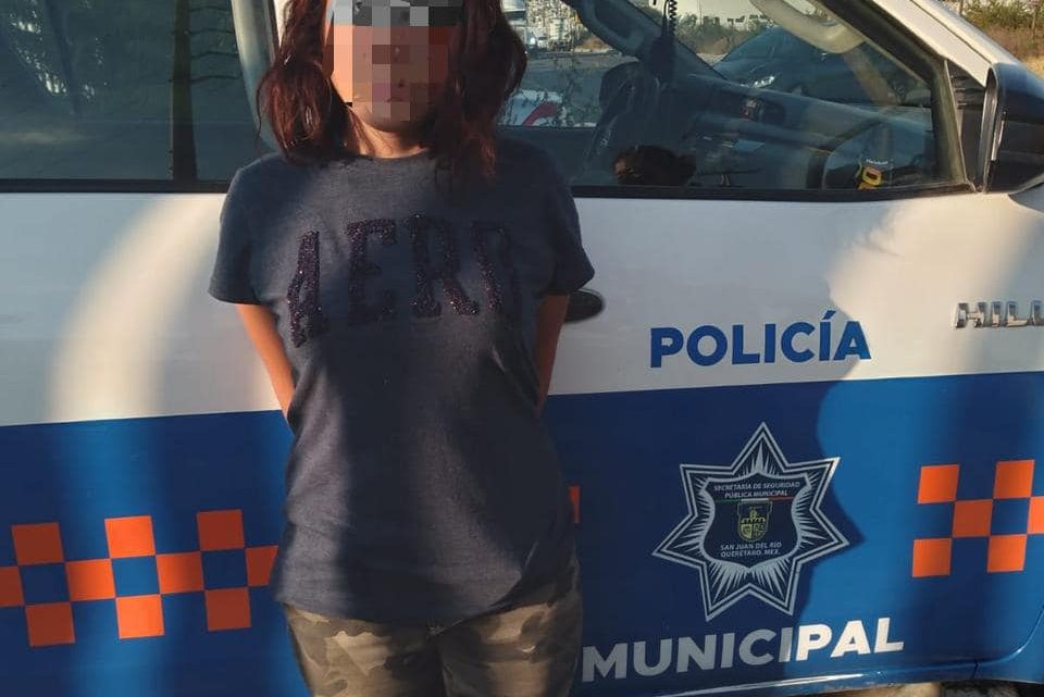 Oficiales de policía, recibieron reporte del C-4 sobre una pareja que al parecer despojó de su celular dos jovencitas que transitaban en Lomas de San juan, Sección Campestre.