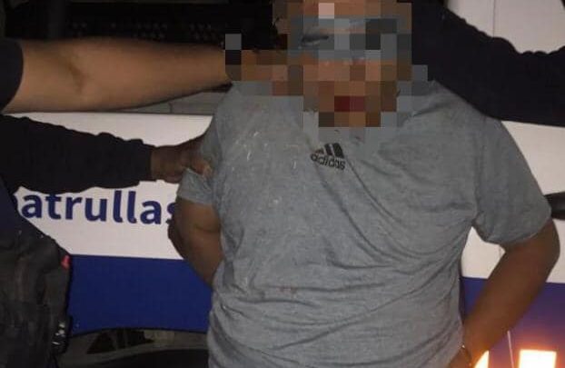 Operadores del C-4 alertan a oficiales de policía sobre un sujeto que al parecer está muy agresivo amenazando a sus propios familiares al interior de un domicilio ubicado en el Fraccionamiento Valle Dorado.