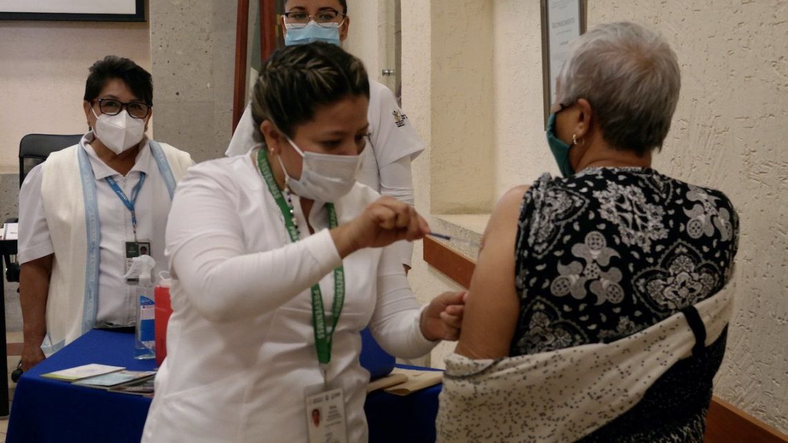 La titular de la Secretaría de Salud del Estado de Querétaro, María Martina Pérez Rendón, encabezó el arranque de la campaña de vacunación contra el virus de la influenza