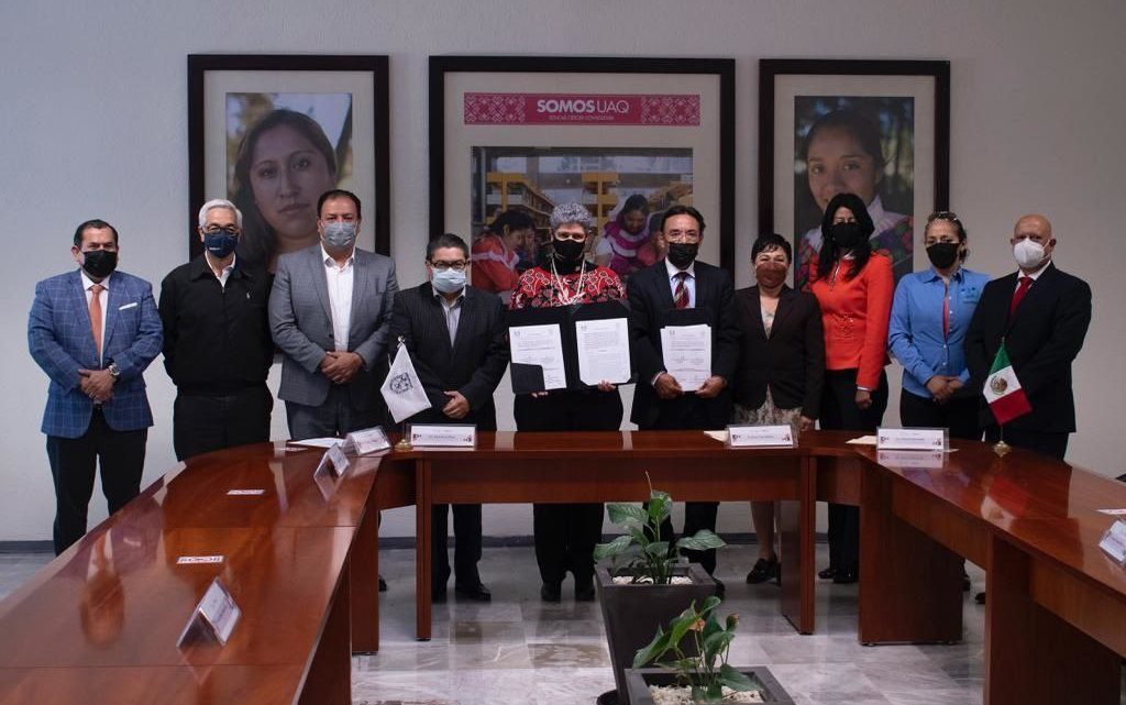La titular de la Secretaría de Salud, María Martina Pérez Rendón, fungió como testigo de honor en la firma del convenio de colaboración entre la Facultad de Derecho de la Universidad Autónoma de Querétaro (UAQ).