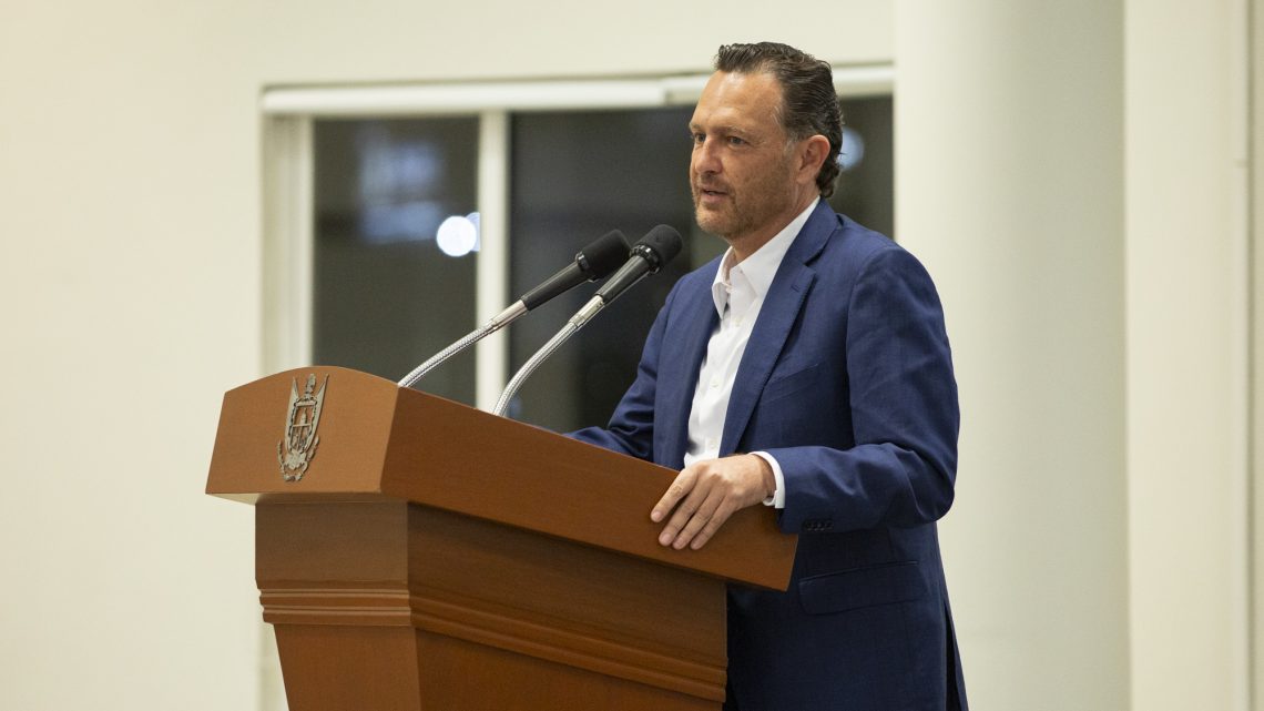 En el marco de la Asamblea General Ordinaria del Colegio de Ingenieros Civiles del Estado de Querétaro, el gobernador Mauricio Kuri González.