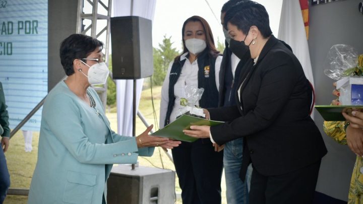 La titular de la Secretaría de Salud del Estado de Querétaro, María Martina Pérez Rendón, presidió la entrega del Premio Nacional de Antigüedad y Años 2021 a 200 trabajadores.