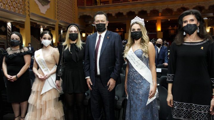 El gobernador de Querétaro, Mauricio Kuri González, en compañía de su hija, Sabina Kuri Herrera, encabezó la presentación del Heraldo de Navidad 2021.