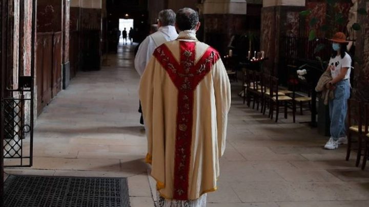Se comprometen a “nutrir” el fondo de indemnización de las víctimas “desprendiéndose de los bienes inmuebles de la Conferencia Episcopal de Francia y de las diócesis”