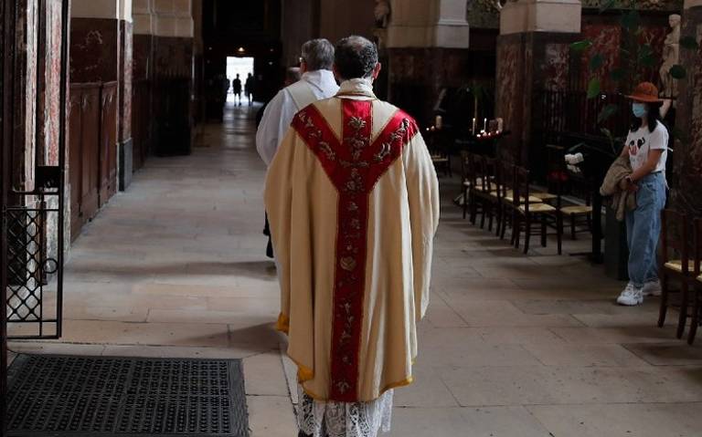 Se comprometen a “nutrir” el fondo de indemnización de las víctimas “desprendiéndose de los bienes inmuebles de la Conferencia Episcopal de Francia y de las diócesis”