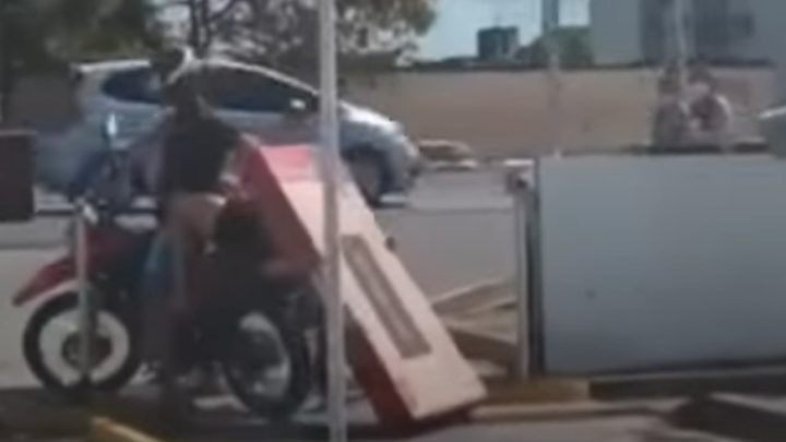 Al dirigirse a la salida, un bolardo les hizo una mala jugada al estar menos alto que el tamaño de la caja de la pantalla de televisión