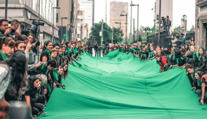 La SCJN resolvió por unanimidad que es inconstitucional criminalizar el aborto de manera absoluta.