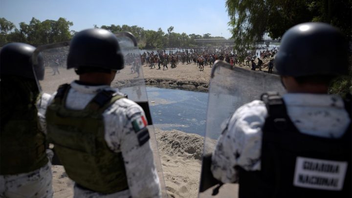 El enfrentamiento se produjo cuando arribaron vehículos tanto del INM como de la Guardia Nacional; así reaccionó la caravana migrante