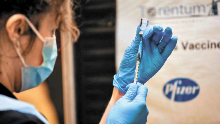 Las personas podrán recibir esta tercera vacuna seis meses después de completar su esquema primario