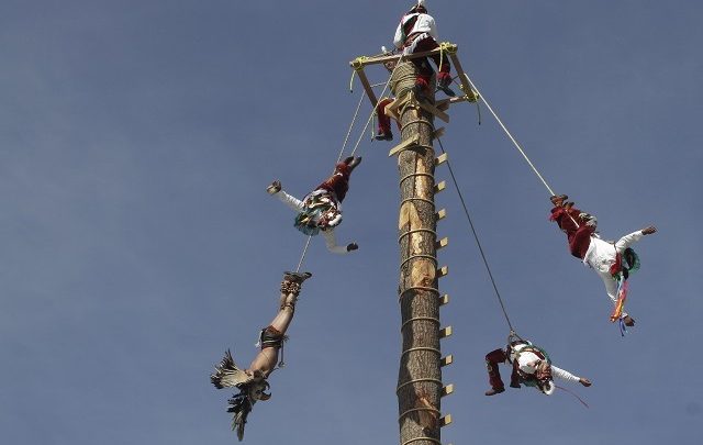 Los hechos ocurrieron ayer, cuando se rompió la soga que bajaba a los voladores del palo de los rituales.