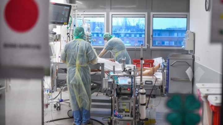 La OMS pidió que los datos preliminares se tomaran “con cautela”, ya que en la actualidad los casos observados de ómicron se refieren sobre todo a poblaciones con altas tasas de vacunación