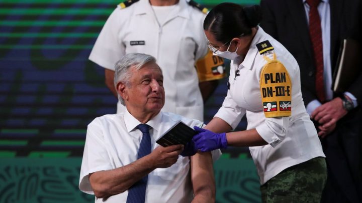 En la “mañanera” de hoy, también aplicaron el refuerzo de la vacuna a otros integrantes del gabinete como Rosa Icela Rodríguez, Jorge Alcocer y Luis Cresencio Sandoval