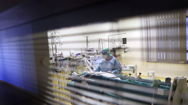 Estudios en el Reino Unido indican que hay entre 20 y 25% de reducción en visitas al hospital causadas por la nueva cepa del coronavirus, en comparación con delta