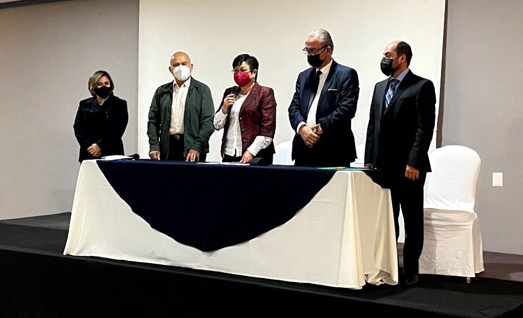 La titular de la Secretaría de Salud del estado de Querétaro (SESA), María Martina Pérez Rendón, inauguró el Curso-Taller Unidades de Farmacovigilancia y Tecnovigilancia.