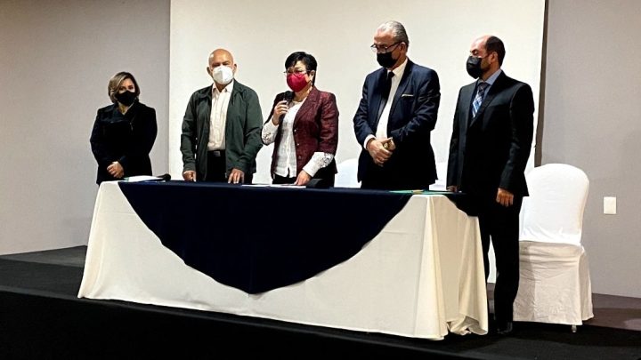 La titular de la Secretaría de Salud del estado de Querétaro (SESA), María Martina Pérez Rendón, inauguró el Curso-Taller Unidades de Farmacovigilancia y Tecnovigilancia.