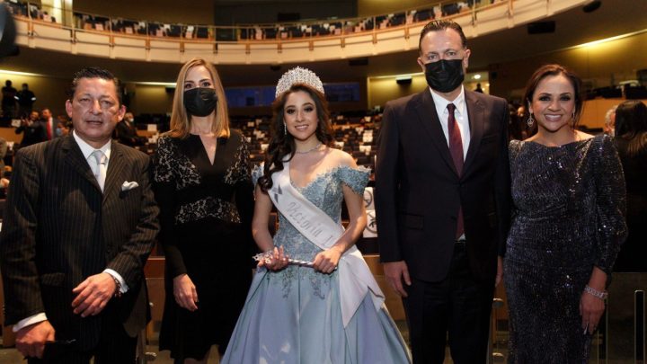 En el marco de las celebraciones decembrinas en Querétaro, el gobernador del estado, Mauricio Kuri González, en compañía de la presidenta del Patronato del Sistema Estatal DIF.