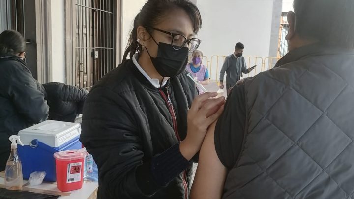 La vacuna se aplica en los centros de salud y en unidades médicas familiares del Instituto Mexicano del Seguro Social (IMSS).